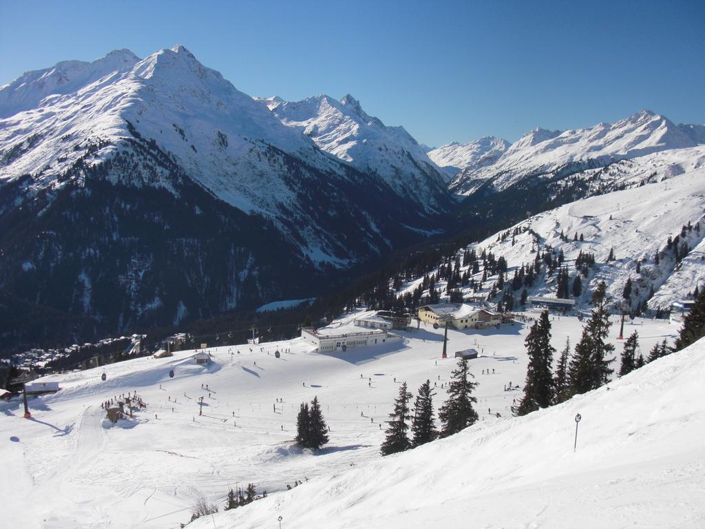 Hotel Schwarzer Adler เพทท์นอย อัม อาร์ลแบร์ก ภายนอก รูปภาพ