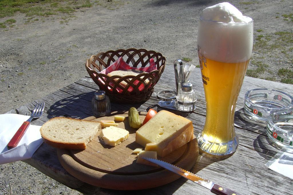 Hotel Schwarzer Adler เพทท์นอย อัม อาร์ลแบร์ก ภายนอก รูปภาพ