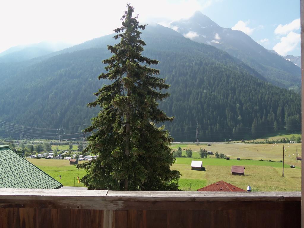 Hotel Schwarzer Adler เพทท์นอย อัม อาร์ลแบร์ก ห้อง รูปภาพ
