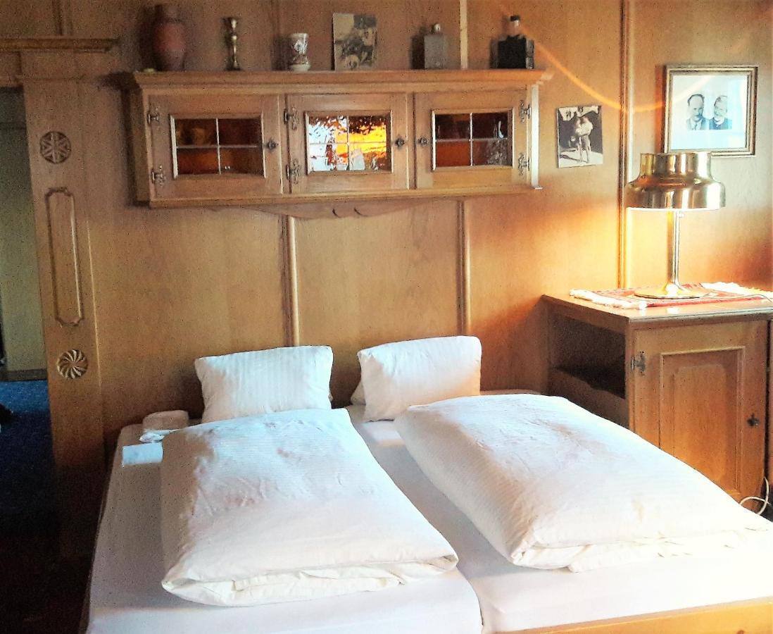 Hotel Schwarzer Adler เพทท์นอย อัม อาร์ลแบร์ก ภายนอก รูปภาพ