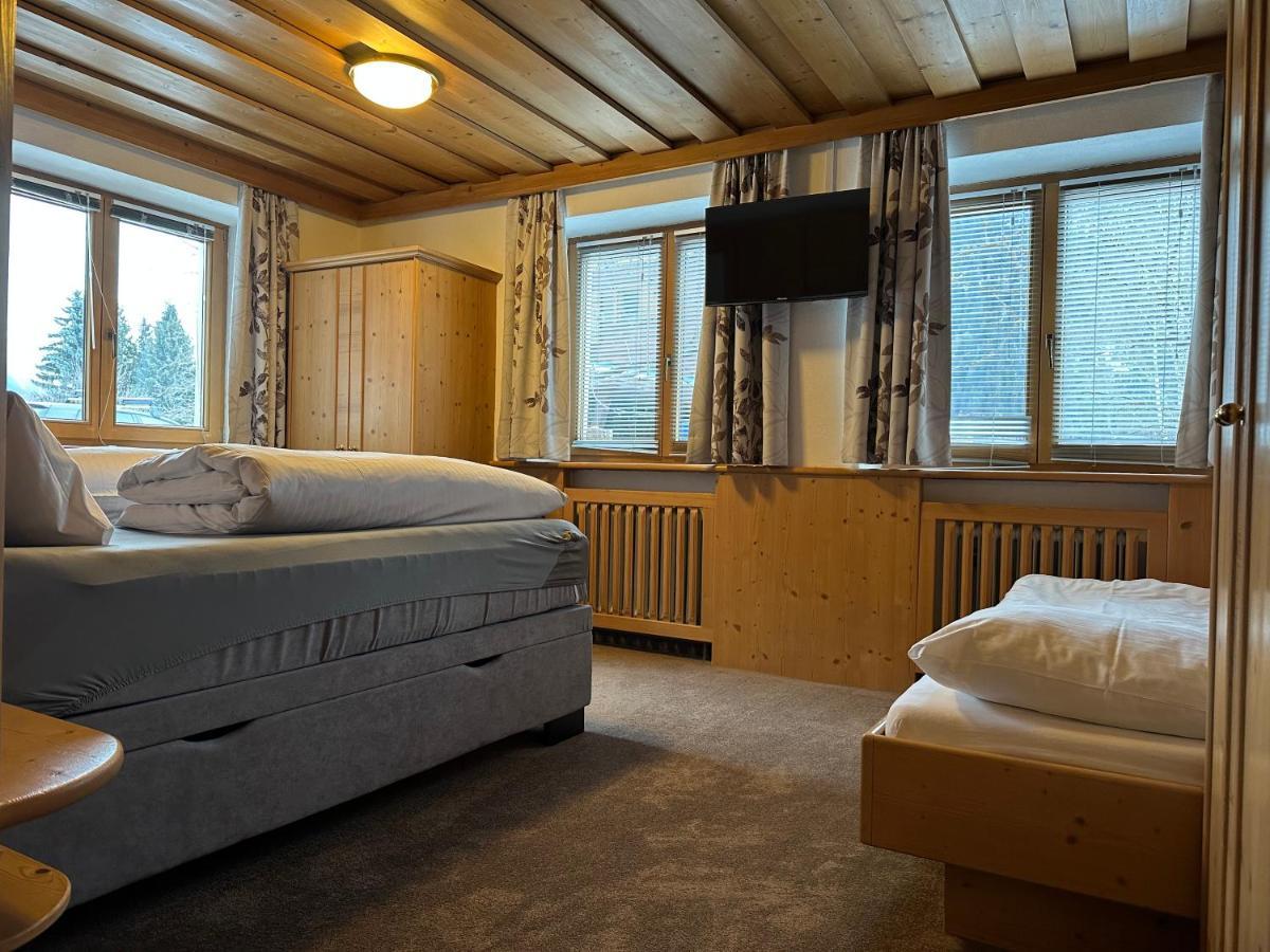 Hotel Schwarzer Adler เพทท์นอย อัม อาร์ลแบร์ก ภายนอก รูปภาพ