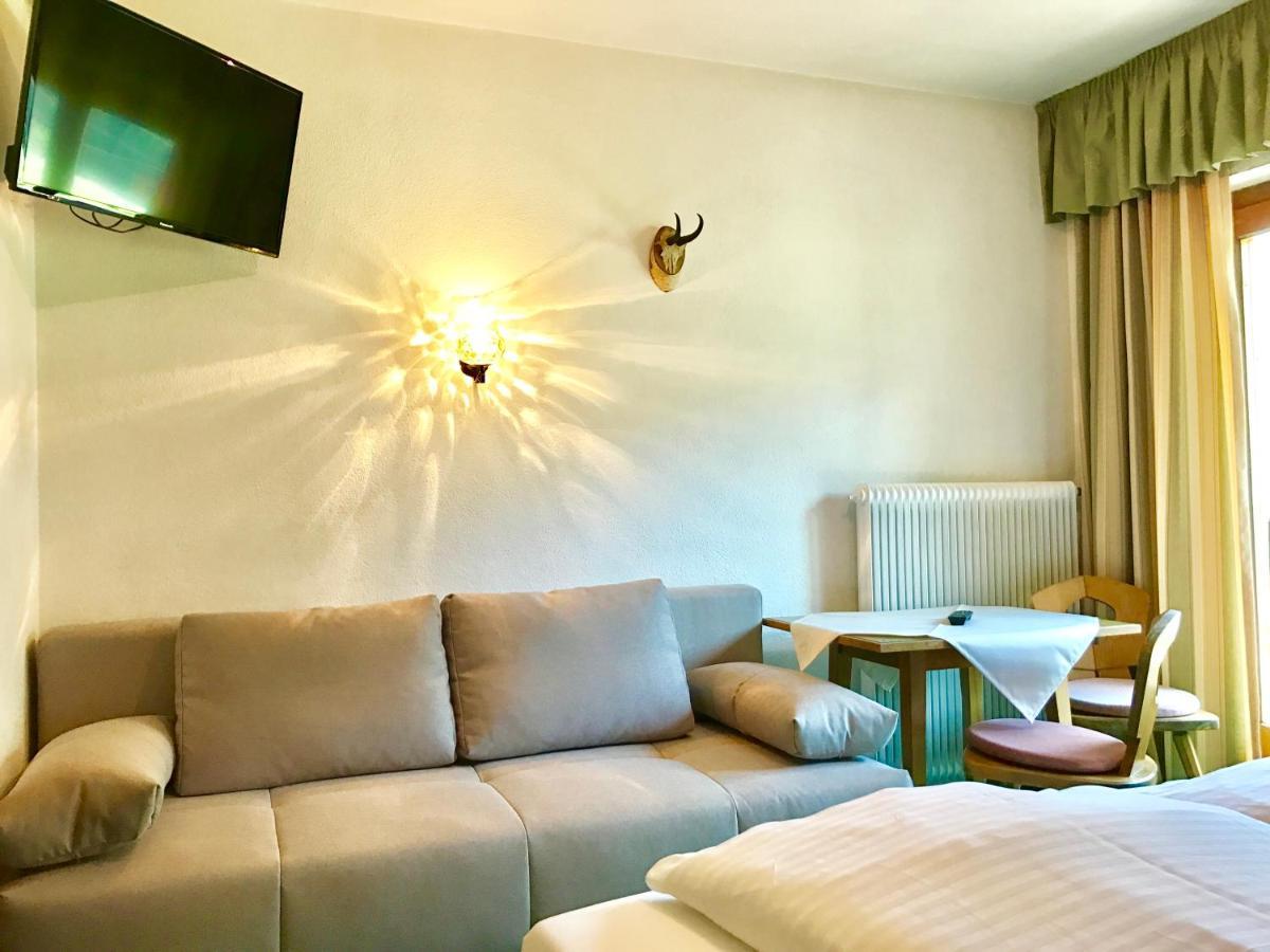 Hotel Schwarzer Adler เพทท์นอย อัม อาร์ลแบร์ก ภายนอก รูปภาพ