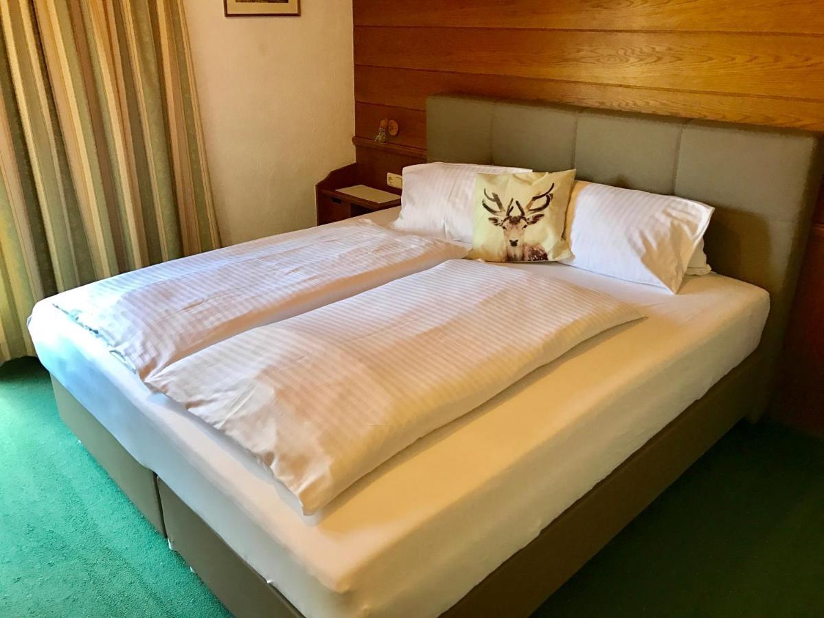 Hotel Schwarzer Adler เพทท์นอย อัม อาร์ลแบร์ก ภายนอก รูปภาพ