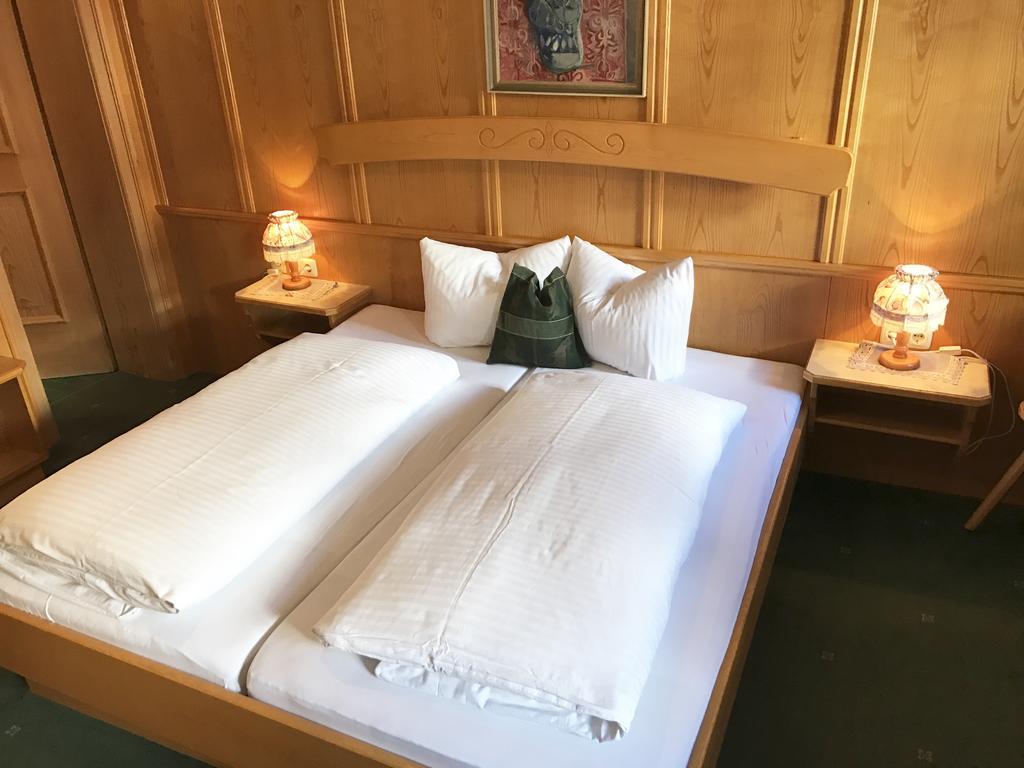 Hotel Schwarzer Adler เพทท์นอย อัม อาร์ลแบร์ก ภายนอก รูปภาพ