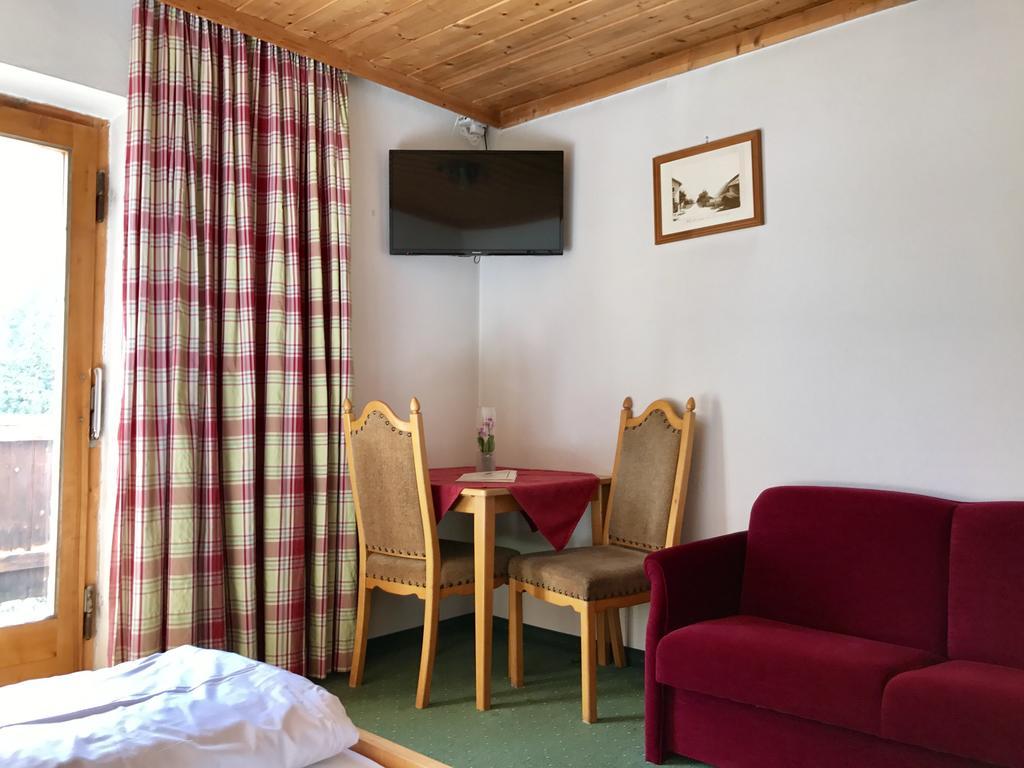 Hotel Schwarzer Adler เพทท์นอย อัม อาร์ลแบร์ก ภายนอก รูปภาพ