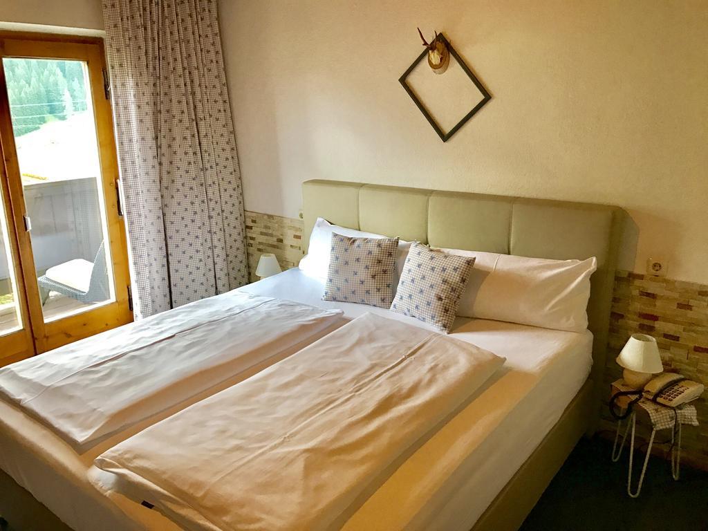 Hotel Schwarzer Adler เพทท์นอย อัม อาร์ลแบร์ก ภายนอก รูปภาพ