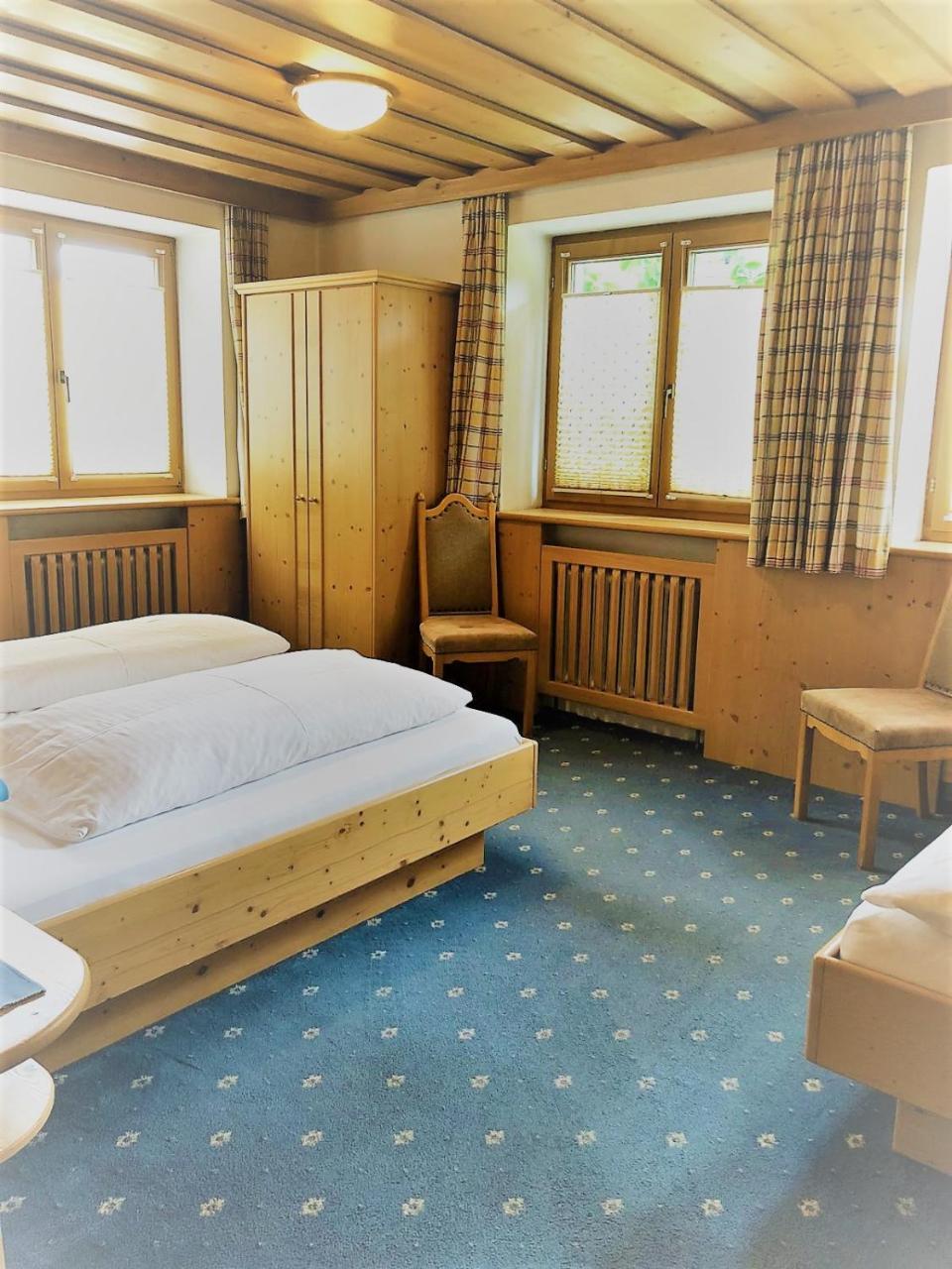 Hotel Schwarzer Adler เพทท์นอย อัม อาร์ลแบร์ก ภายนอก รูปภาพ